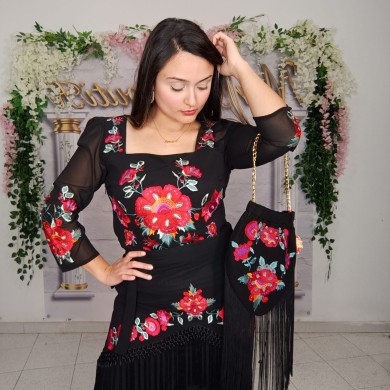 Conjunto Floral Mantón: Elegancia Artesanal para Cada Ocasión Conjunto Floral Mantón: Elegancia Artesanal para Cada Ocasión