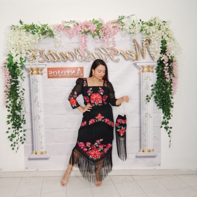 Conjunto Floral Mantón: Elegancia Artesanal para Cada Ocasión Conjunto Floral Mantón: Elegancia Artesanal para Cada Ocasión