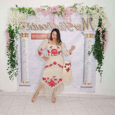 Conjunto Floral Mantón: Elegancia Artesanal para Cada Ocasión Conjunto Floral Mantón: Elegancia Artesanal para Cada Ocasión