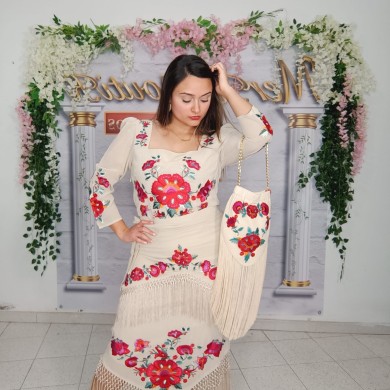 Conjunto Floral Mantón: Elegancia Artesanal para Cada Ocasión Conjunto Floral Mantón: Elegancia Artesanal para Cada Ocasión