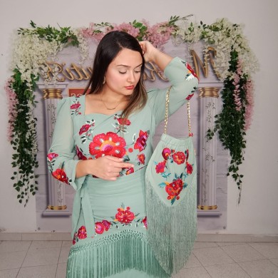 Conjunto Floral Mantón: Elegancia Artesanal para Cada Ocasión Conjunto Floral Mantón: Elegancia Artesanal para Cada Ocasión