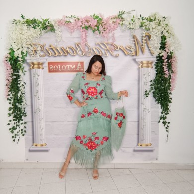 Conjunto Floral Mantón: Elegancia Artesanal para Cada Ocasión Conjunto Floral Mantón: Elegancia Artesanal para Cada Ocasión