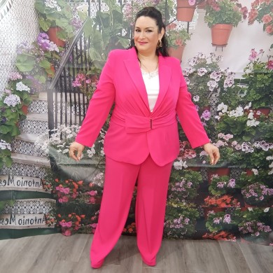 Conjunto Pilar - Elegante Blazer y Pantalón Recto en Crepe Elastán Conjunto Pilar - Elegante Blazer y Pantalón Recto en Crepe Elastán