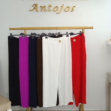 Pantalón Ligero Recto con Detalle de Cruce y Botón Dorado - Elegancia Chic Pantalón Ligero Recto con Detalle de Cruce y Botón Dorado - Elegancia Chic