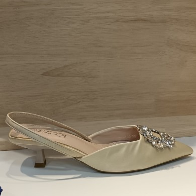 Zapato Reina: Elegancia y Comodidad en Beige, Negro y Verde Zapato Reina: Elegancia y Comodidad en Beige, Negro y Verde