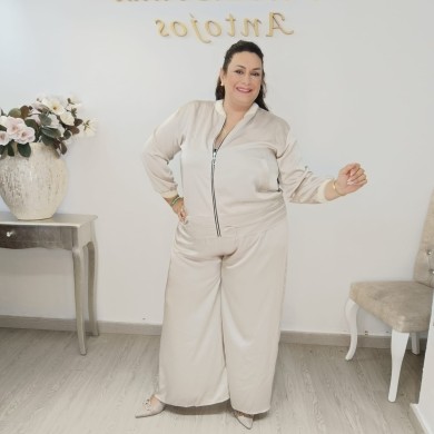Conjunto de Tejido Satinado: Elegancia y Comodidad para Cada Ocasión Conjunto de Tejido Satinado: Elegancia y Comodidad para Cada Ocasión