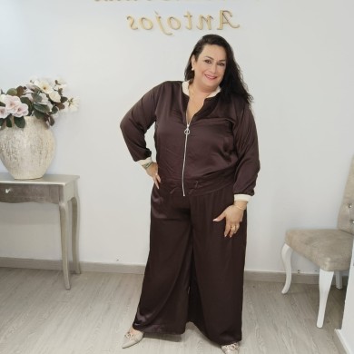Conjunto de Tejido Satinado: Elegancia y Comodidad para Cada Ocasión Conjunto de Tejido Satinado: Elegancia y Comodidad para Cada Ocasión
