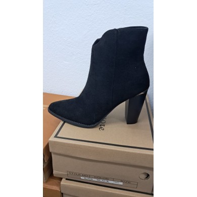 Botines con Tacón Cómodo y Detalle Dorado: Estilo y Confort Ideal Botines con Tacón Cómodo y Detalle Dorado: Estilo y Confort Ideal