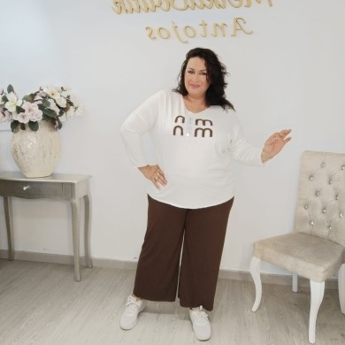 Conjunto Ligero: Camiseta Escote en V y Pantalón Corte Recto Chic Conjunto Ligero: Camiseta Escote en V y Pantalón Corte Recto Chic
