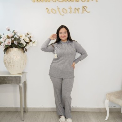 Conjunto Deportivo: Sudadera con Capucha y Pantalón Casual y Cómodo Conjunto Deportivo: Sudadera con Capucha y Pantalón Casual y Cómodo